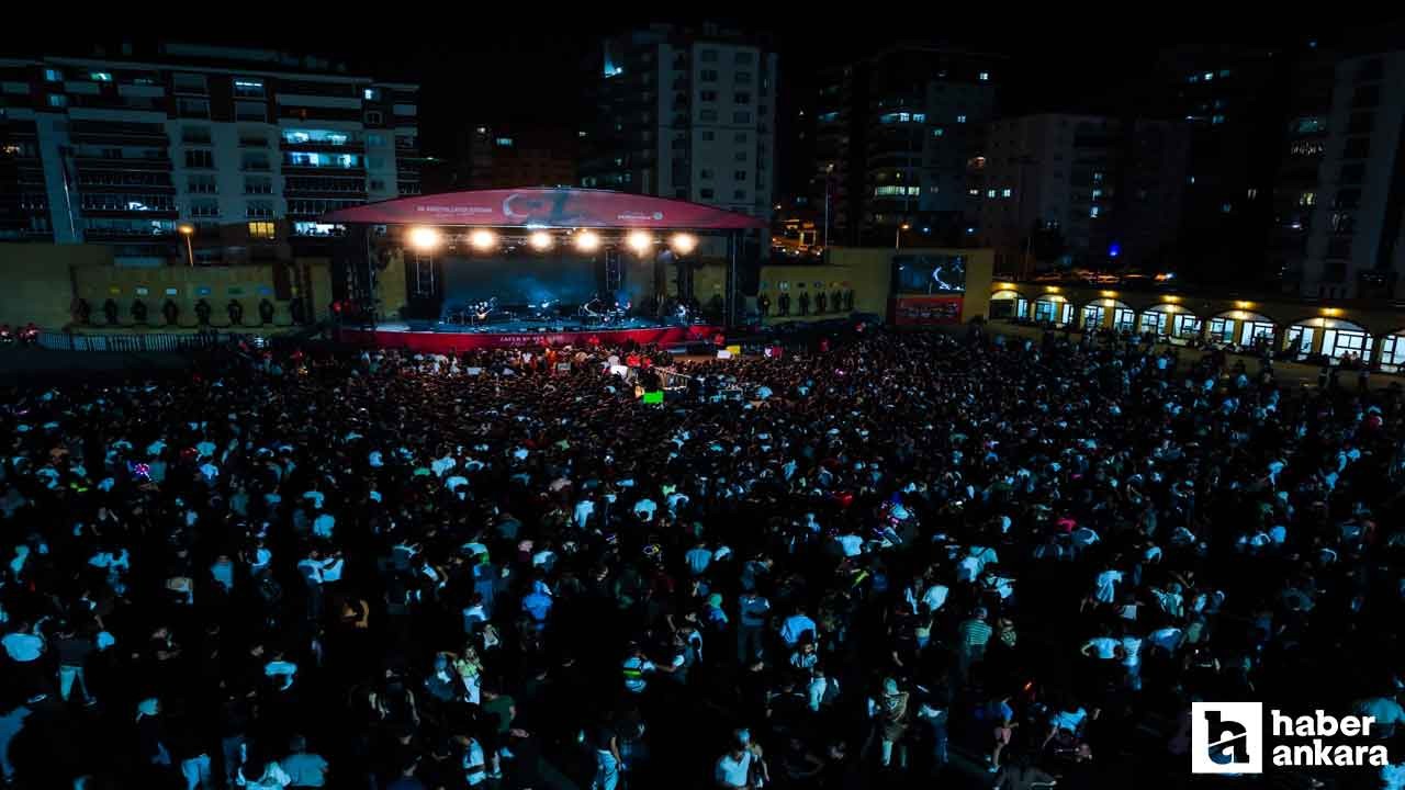 Etimesgut'ta Can Bonomo konserinde meydan hınca hınç doldu
