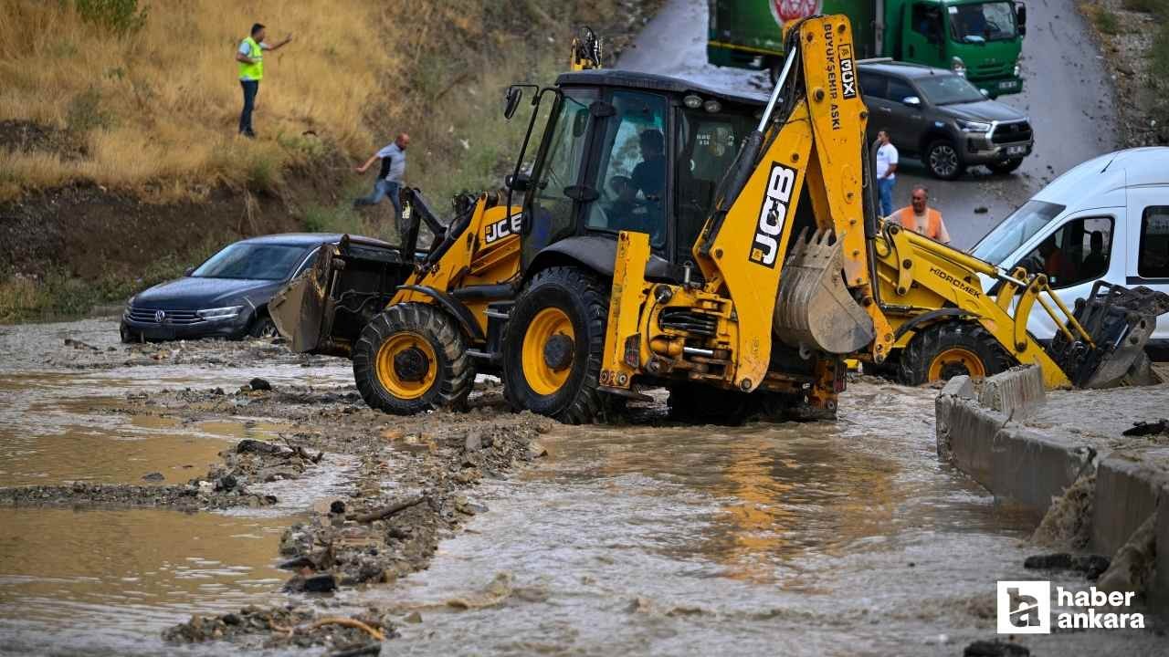 Ankara'da yoğun yağış bazı yerlerde trafikte aksamalara neden oldu