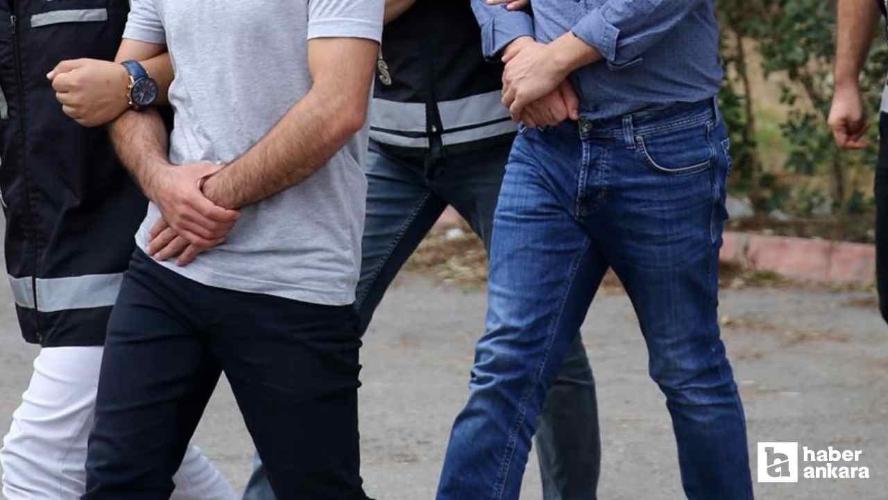 Beypazarı'nda polislerin durdurduğu araçta ruhsatsız silahlar yakalandı