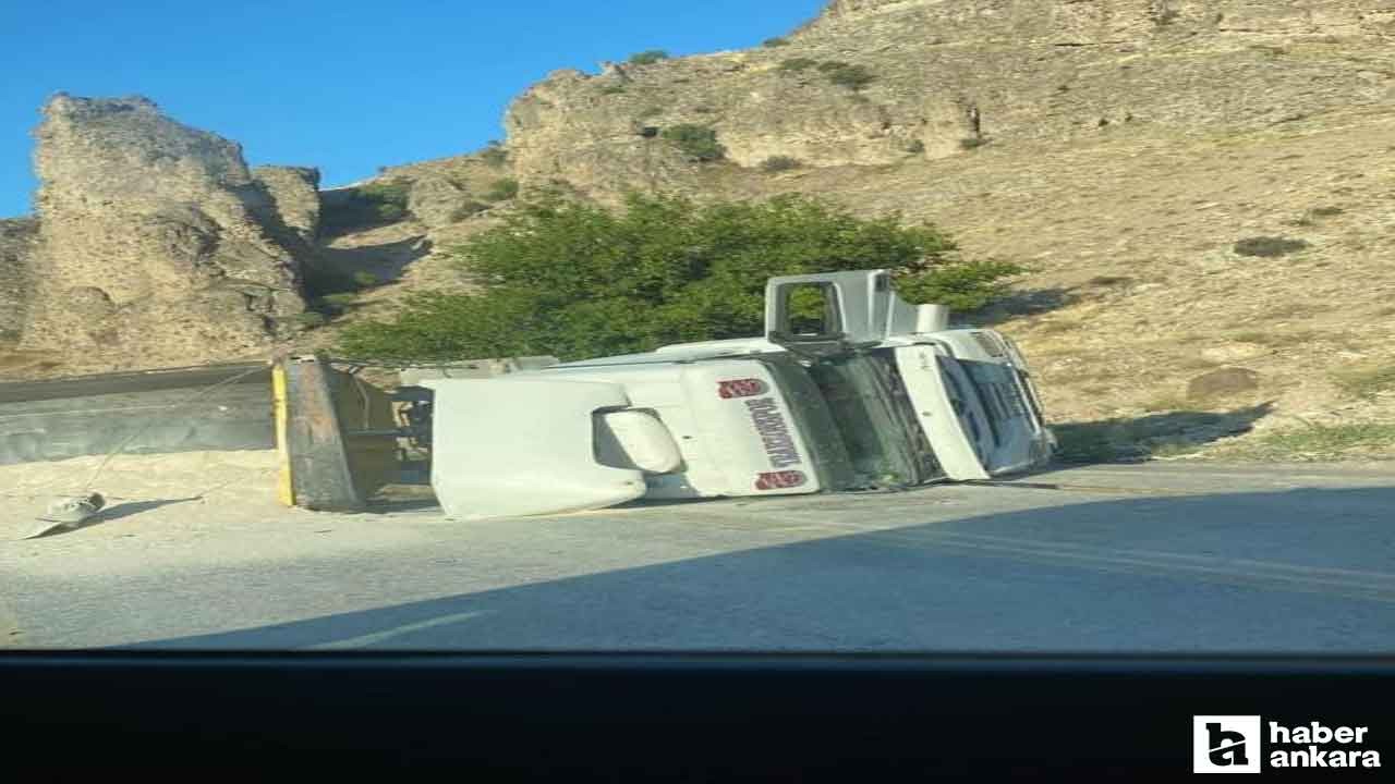 Sincan'da  kum yüklü hafriyat kamyonu devrildi