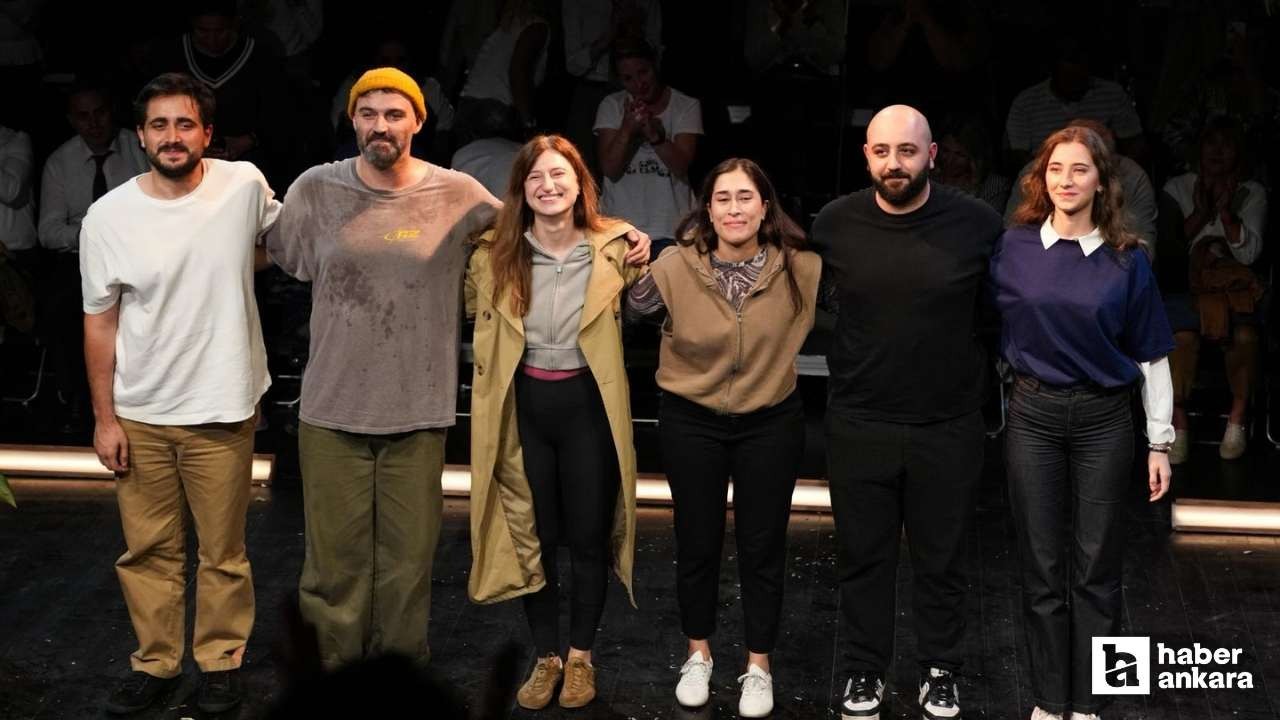 Etimesgut Belediyesi'nin Tiyatro Festivalinde En Sevdiğinden Başla oyunu sahnelendi