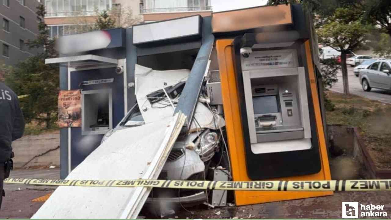 Altındağ'da kayganlaşan yolda bir sürücü ATM'lere çarptı!