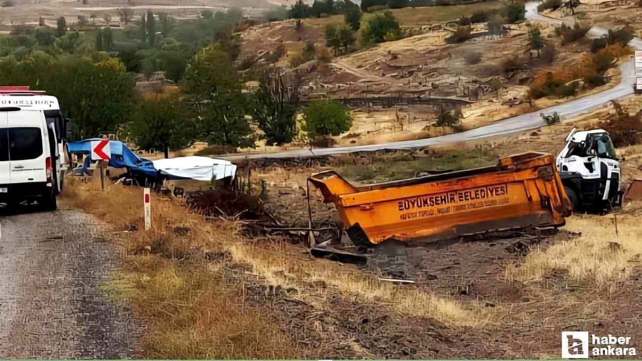 Güdül'de sürücüsünün direksiyon hâkimiyetini kaybettiği kamyon devrildi