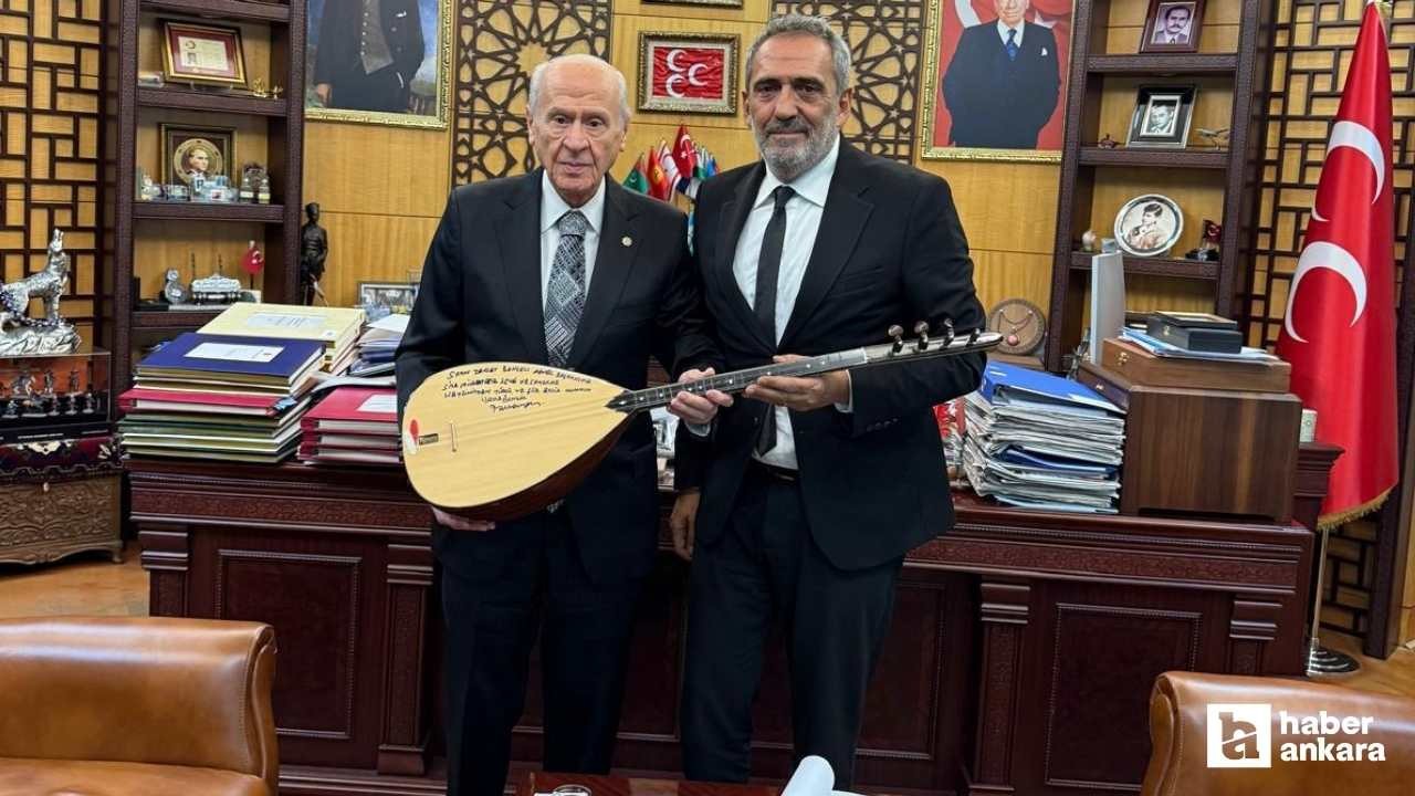 Yavuz Bingöl, Devlet Bahçeli'ye teşekkür edip bağlama hediye etti