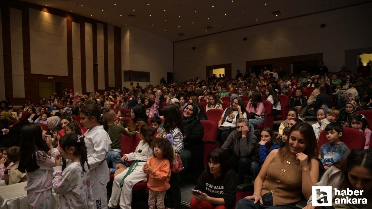 Kahramankazan'da minikler tiyatro ile buluştu