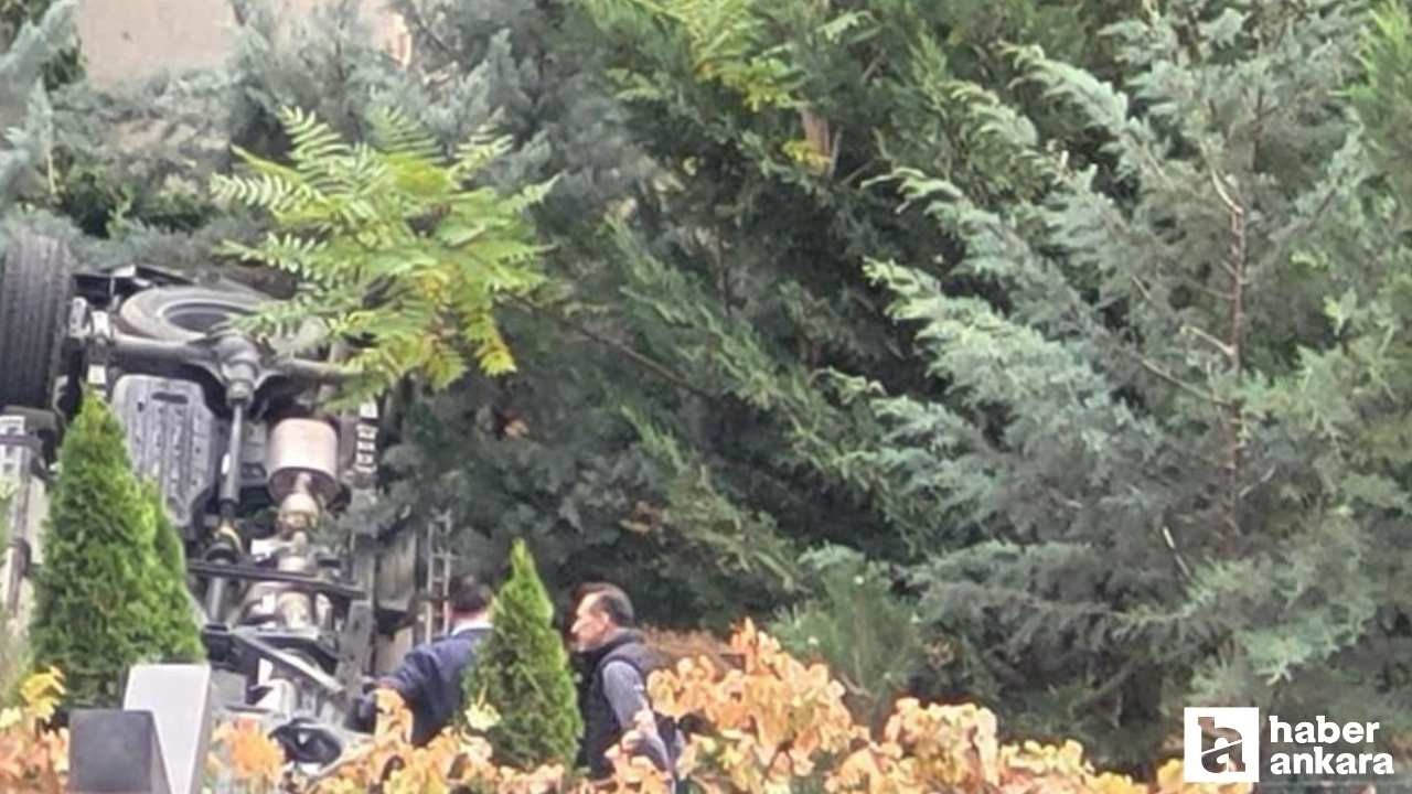 Yenimahalle'de otomobil istinat duvarından aşağı uçtu: 1 yaralı