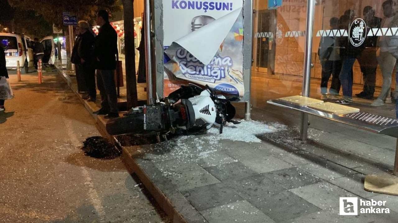 Çorum'da otomobille çarpışan motosiklet otobüs durağına savruldu