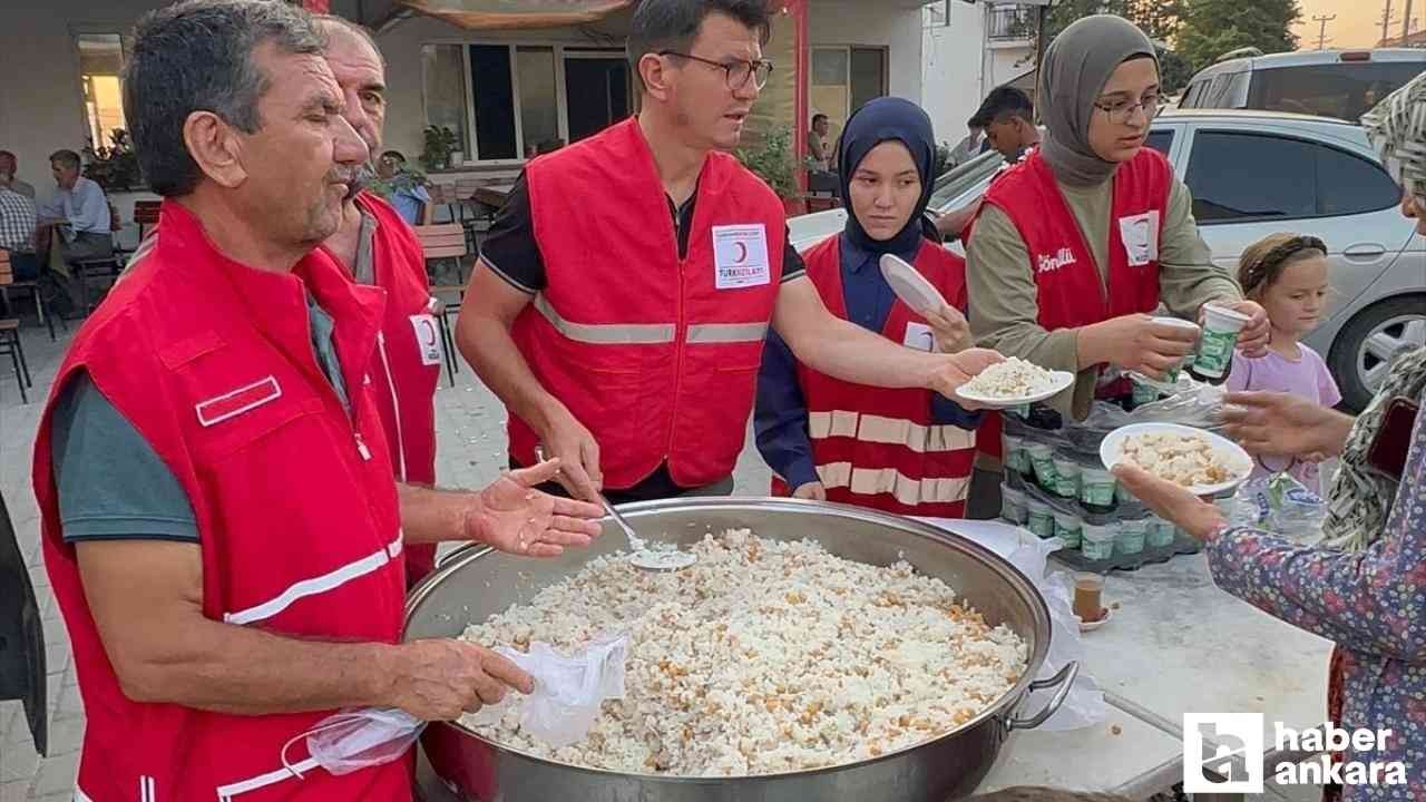 Türk Kızılay Sındırgı'da vatandaşlara gıda desteği veriyor