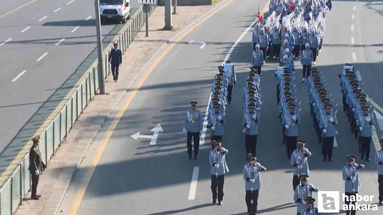 Atatürk Bulvarı’nda toplanan vatandaşlar, korteji Türk bayraklarıyla selamladı