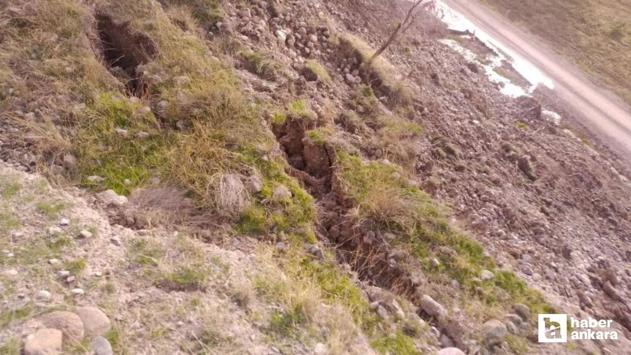 Beypazarı'nda toprak kayması nedeniyle yol trafiğe kapatıldı