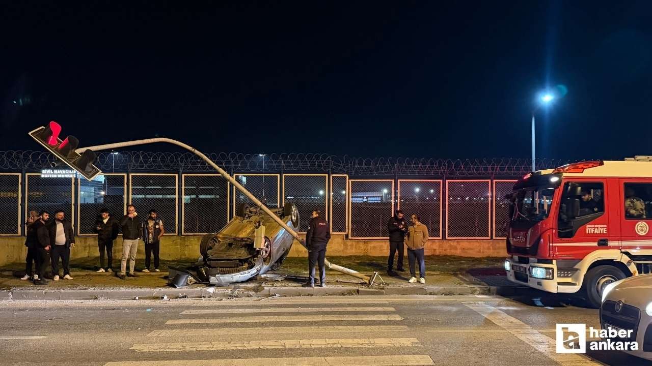 Çubuk'ta trafik ışığı direğine çarpıp devrilen aracın sürücüsü yaralandı