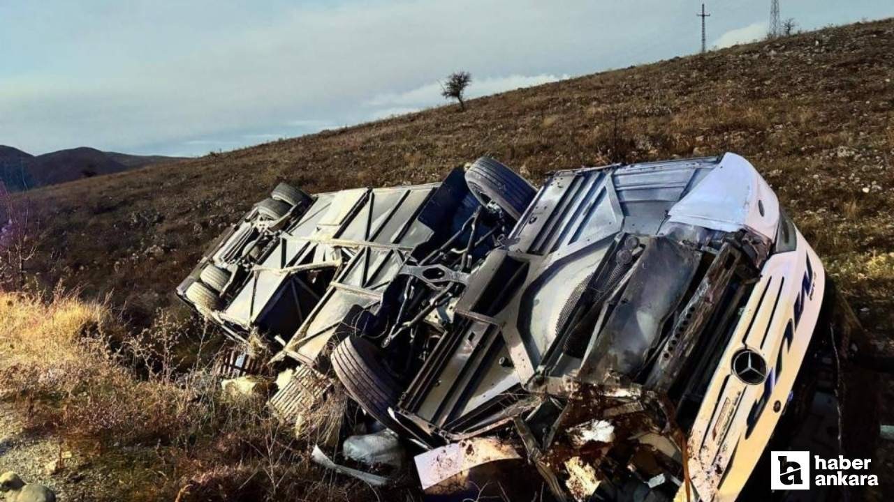 Yolcu otobüsü devrildi: 2 ölü, 21 yaralı