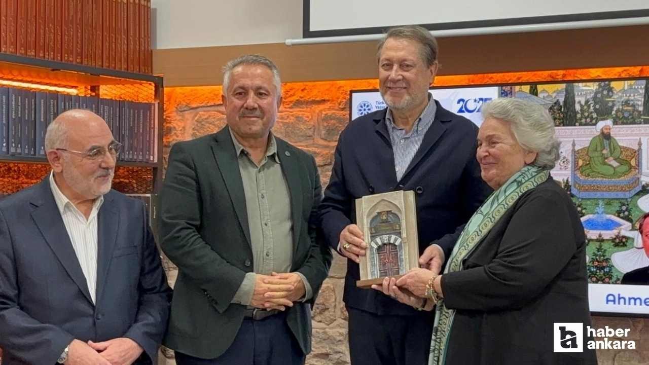 Ahmet Özhan'a verilen Mevlana hediyesi sanatçıyı duygulandırdı