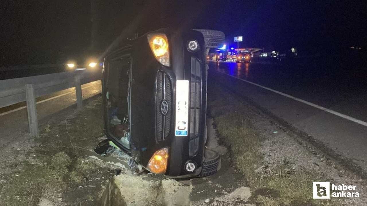 Çorum'da refüje düşüp yan yatan otomobilde 1'i bebek 3 kişi yaralandı