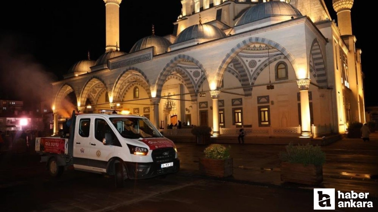 Kırıkkale'de belediye ekipleri sokaklara gül kokusu sıktı