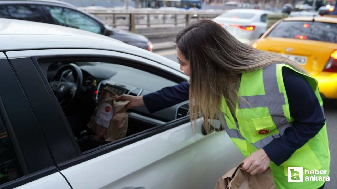 Kızılay'da iftara yetişemeyen vatandaşlara kumanya dağıtıldı