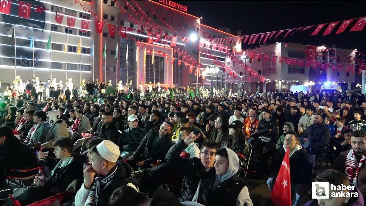 Keçiören Belediyesi'nin kurduğu dev ekranla Dünya Kupası coşkusu yaşandı