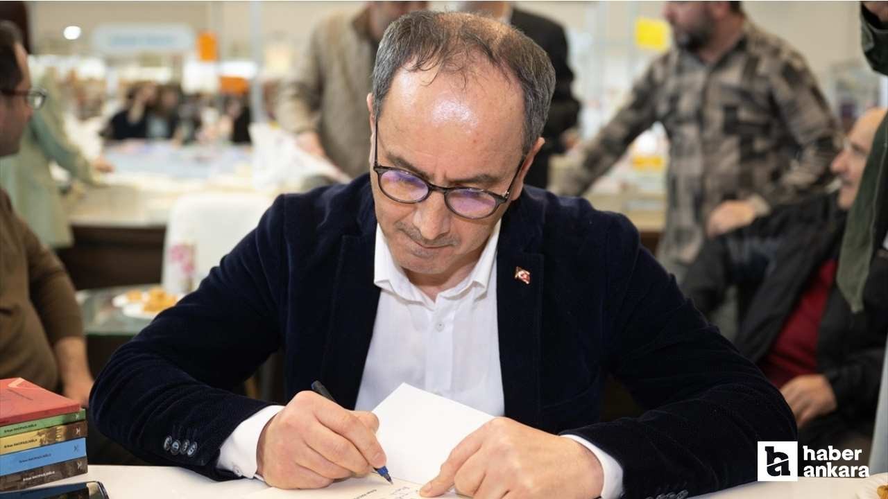 Erkan Hacıfazlıoğlu, 23. Ankara Kitap Fuarı'nda kitaplarını imzaladı