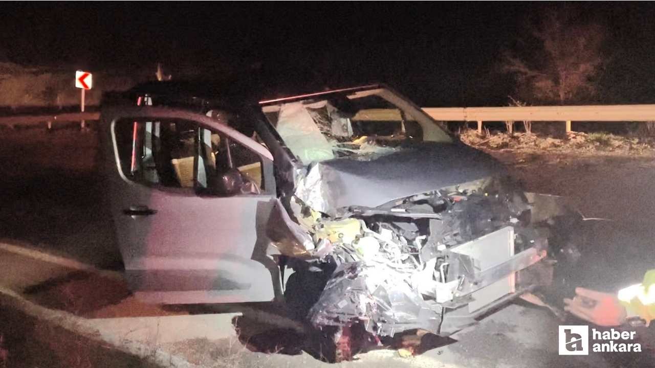 Çorum'da hafif ticari araç ile kamyon çarpıştı: 3 yaralı