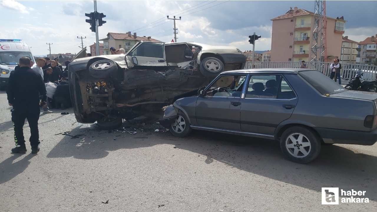 Çubuk'ta iki otomobil çarpıştı, üç kişi yaralandı!