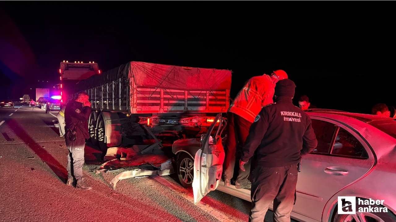 Kırıkkale'de park halindeki tıra çarpan otomobil sürücüsü araçta sıkıştı