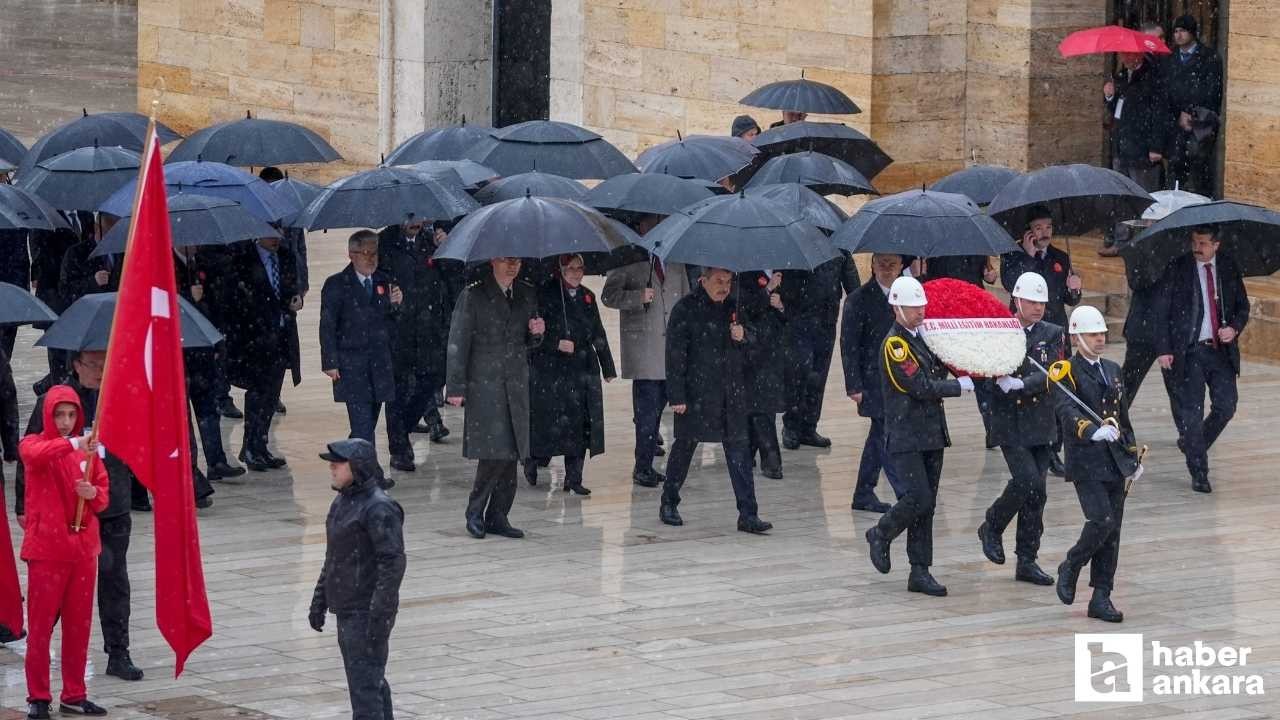 Bakan Tekin, öğretmen ve öğrencilerle birlikte Anıtkabir'i ziyaret etti