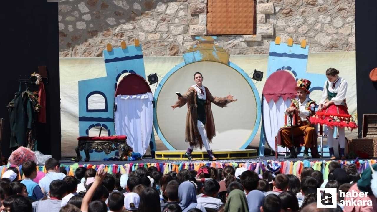 Ankara'dan yola çıkan Tiyatro Treni Yozgat'ta izleyiciyle buluştu