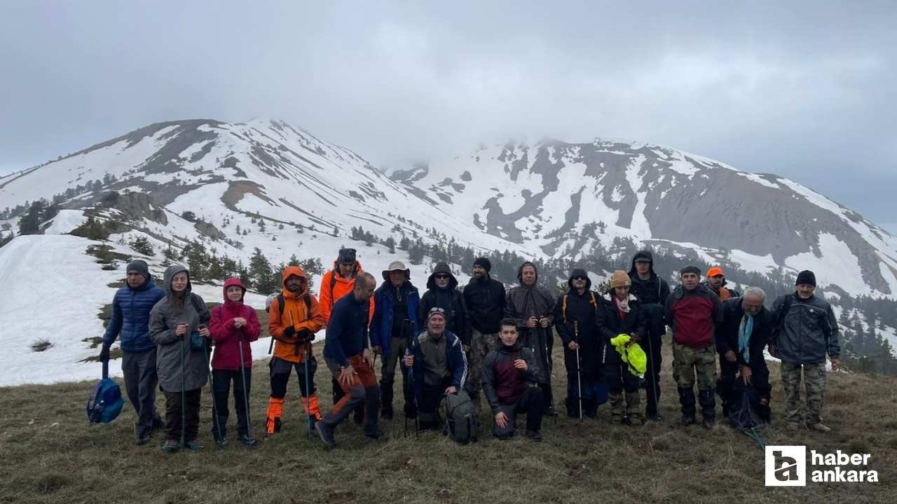 Çankırı'da Ilgaz Dağı'nın zirvesine tırmanıp 19 Mayıs'ı kutladılar