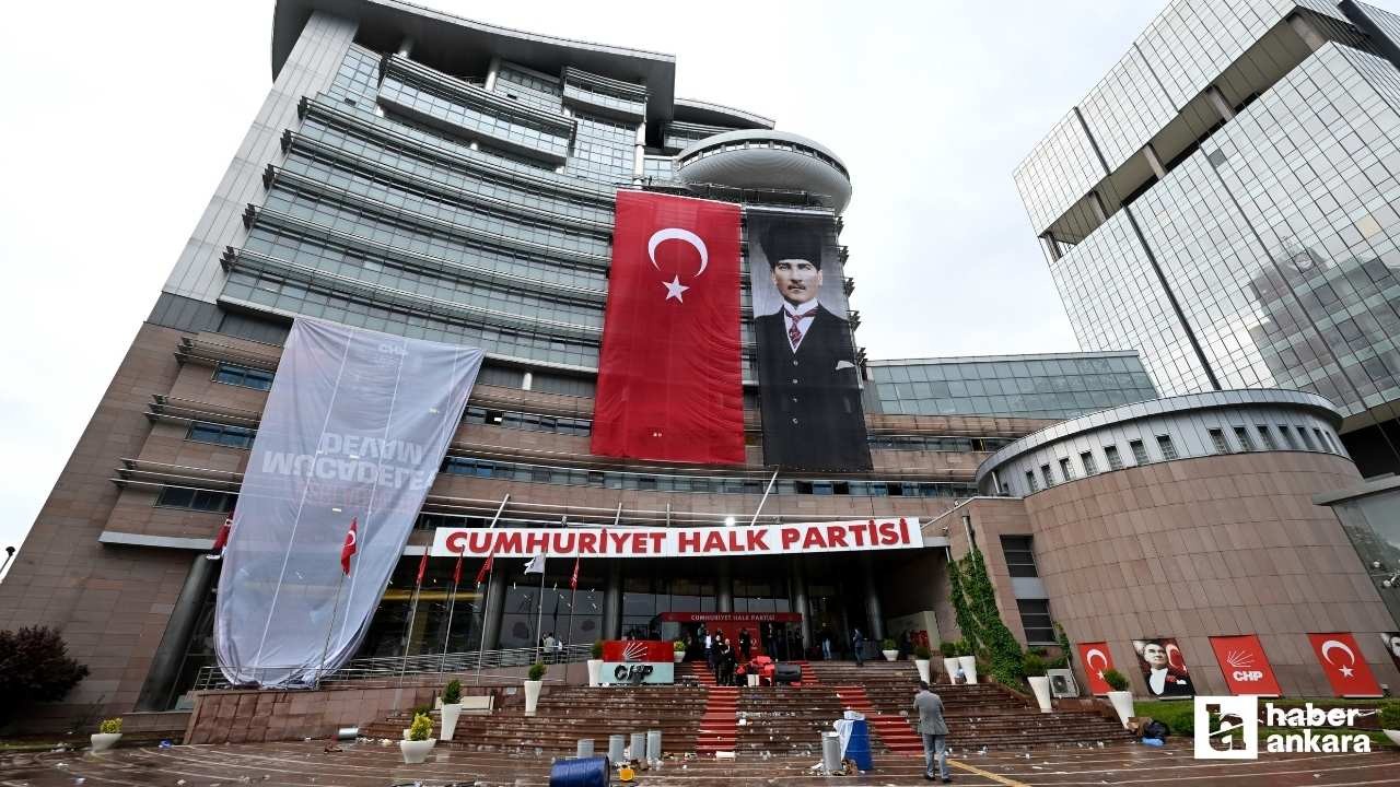 CHP Genel Merkezi'nde asılı olan Özgür Özel'in afişi indirildi