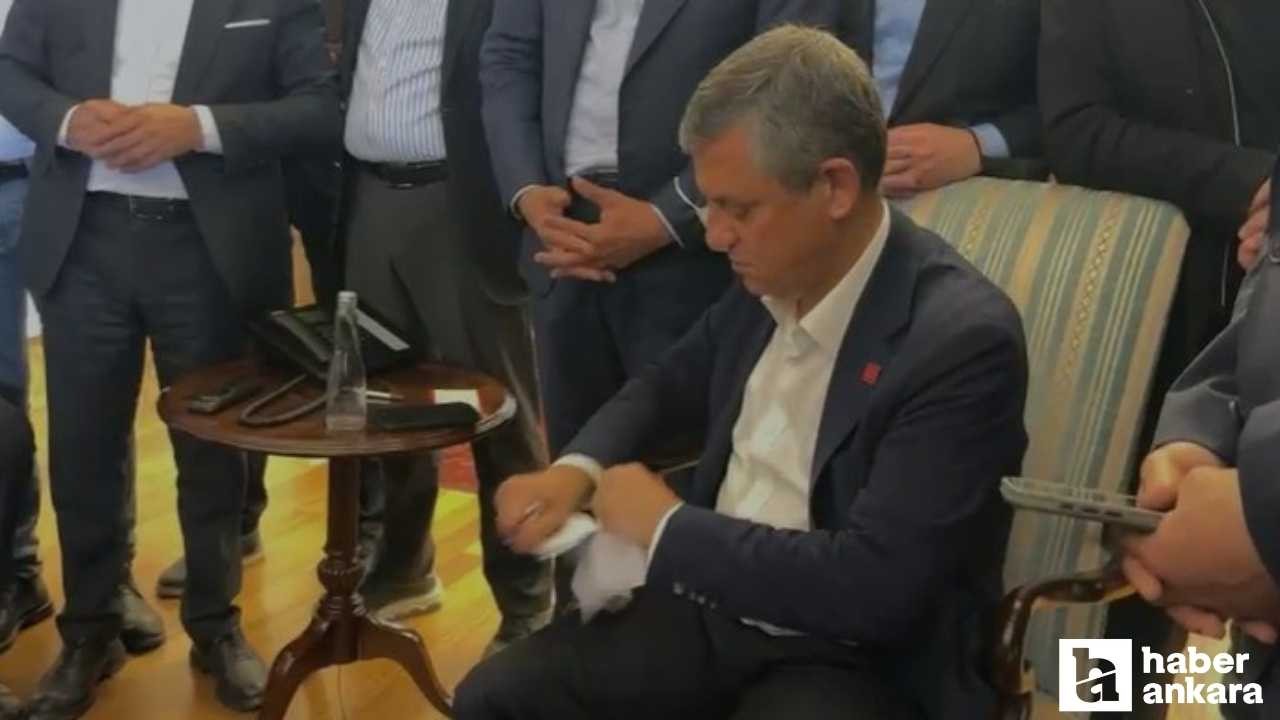 Özgür Özel kendisine iletilen mutlak butlan tebligatını yırttı