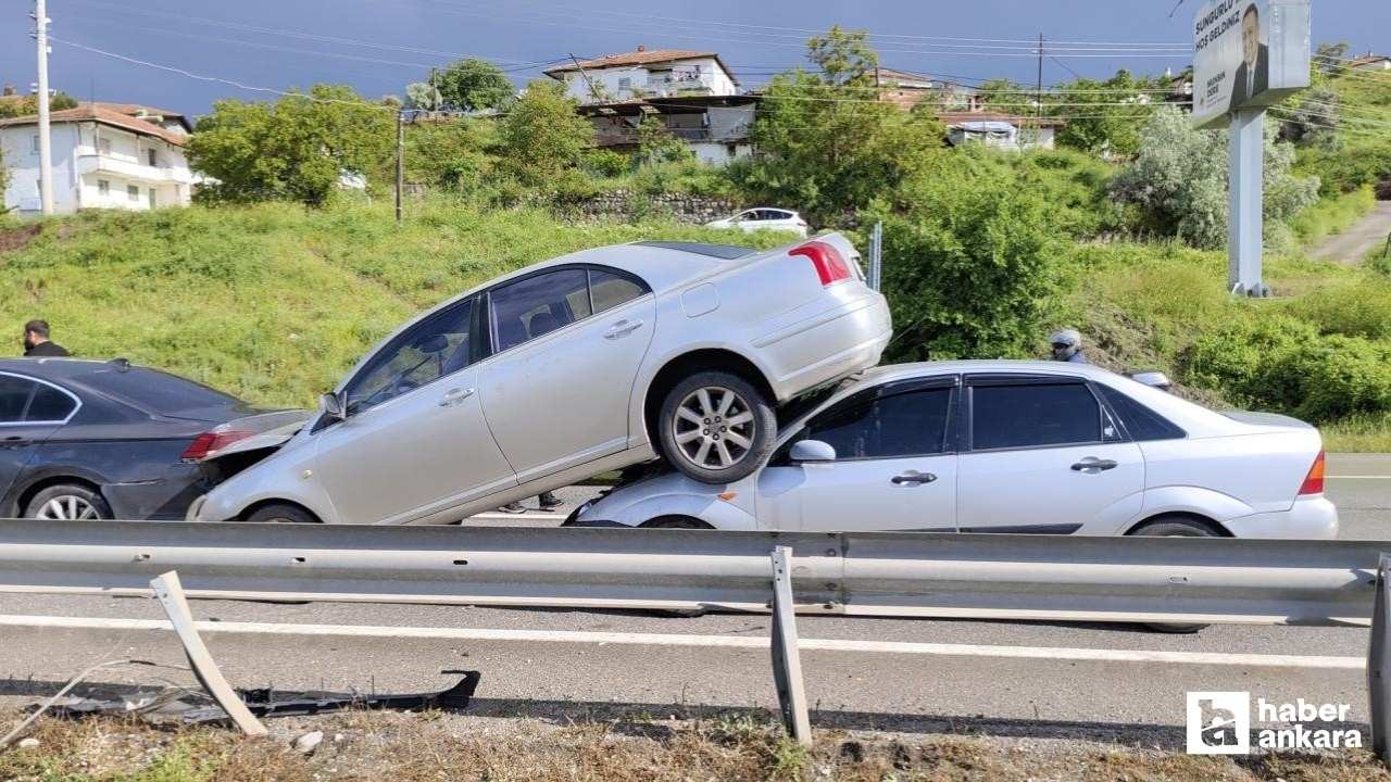Çorum'da zincirleme kazada bir araç diğer aracın üzerinde asılı kaldı