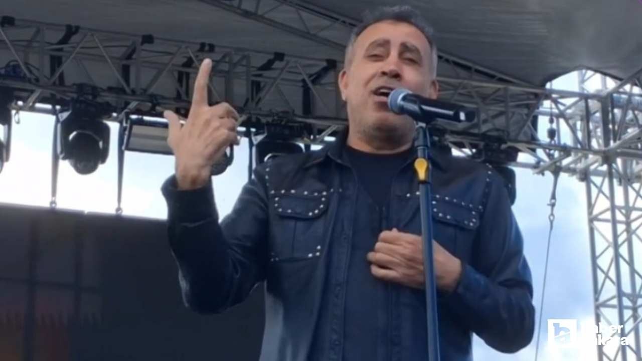 Konser sırasında rahatsızlanan Haluk Levent, müsaade isteyerek sahneden indi