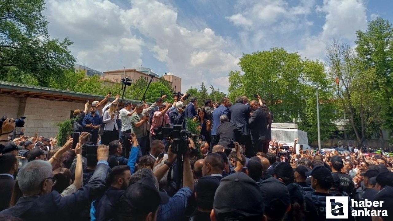 Özgür Özel, TBMM önündeki kalabalığa hitap etti: '