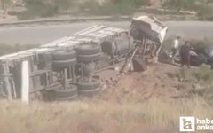 Beypazarı’nda kamyon yol kenarına devrildi: 2 yaralı