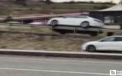 Elmadağ'da trafik kazası: Otomobil bariyerin üzerine çıktı