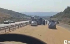 Kalecik'te buğday yüklü traktör devrildi: Sürücü yaralandı