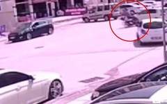 Sincan'da otomobilin ve motosikletin çarpıştığı kaza kameralara yansıdı!