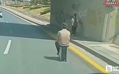 Altındağ'da bir kişi elektrikli skuter valizle trafiğe çıktı