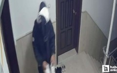 Sincan'da kapı önündeki ayakkabıyı çalan kurye kameraya yansıdı