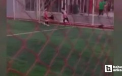 Sincan'da halı sahadan top kaçıran köpek gülümsetti