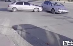 Sincan’da yan yoldan gelen otomobil seyir halindeki araca çarptı