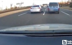 Başkentte kontrolsüz şerit değiştirmeye çalışan sürücü trafiği tehlikeye attı