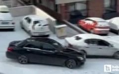 Çankaya'da buzlanan yolda duramayan araç kaza yaptı
