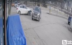 Sincan'da kavşakta iki araç çarpıştı!