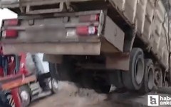 Beypazarı'nda kontrolden çıkan kamyon boşluğa devrildi