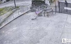 Etimesgut’ta freni boşalan tır duvara çarptı: O anlar kamerada