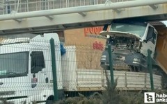 Yenimahalle’de AVM önündeki üst geçide, tırın taşıdığı kamyon çarptı!