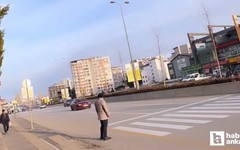 Etimesgut'ta karşıya geçmeye çalışan yaya zor anlar yaşadı