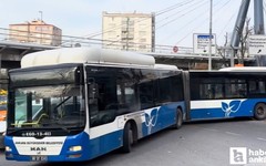 Yenimahalle'de U dönüşü yapmak isteyen otobüs refüje asılı kaldı