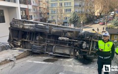 Çankaya'da devrilen kamyonet güvenlik kamerasına yansıdı